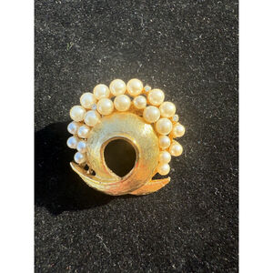 BSK Gold Tone Pin Circle Pearl Rhinestone Lapel Brooch Vintage Signed 1.5”